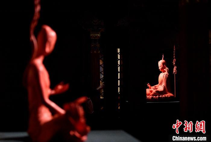 圖為展覽中圍繞西藏歷史與傳統(tǒng)創(chuàng)作的雕塑作品?！±盍?攝