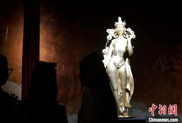 圖為觀眾正在欣賞展覽中的雕塑作品《八萬四千年》。　李林 攝