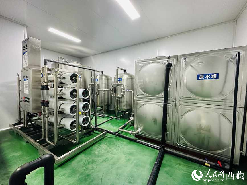 “色達牙泉”礦泉水（桶裝水）生產(chǎn)加工基地。人民網(wǎng)記者 次仁羅布攝
