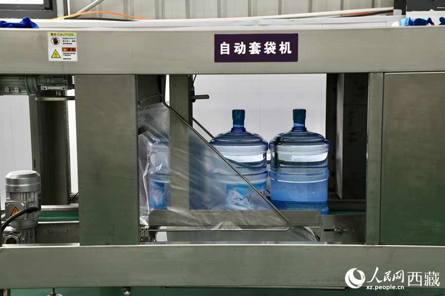 “色達牙泉”礦泉水（桶裝水）生產(chǎn)加工基地。人民網(wǎng)記者 次仁羅布攝