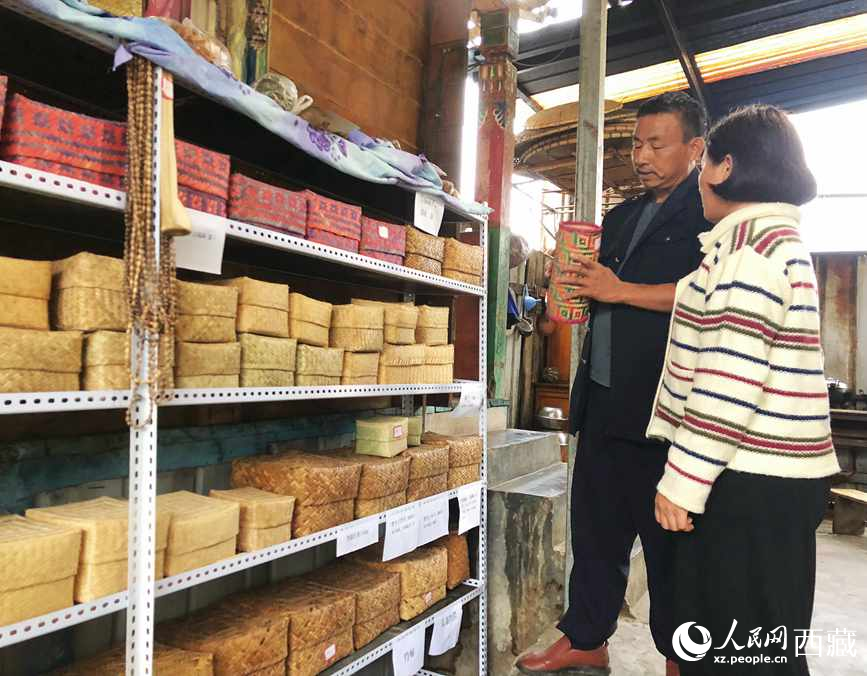 愛明（左一）給游客介紹藤竹產(chǎn)品。