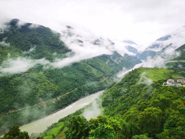 幾代建設(shè)者，歷經(jīng)半個(gè)多世紀(jì)完成！這是一條怎樣的公路？