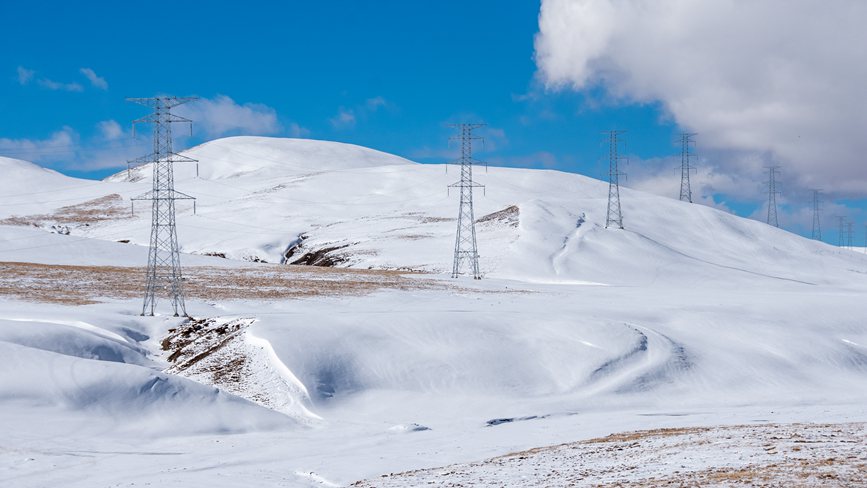 西藏自治區(qū)那曲市冰天雪地里的電網(wǎng)。趙清鵬攝