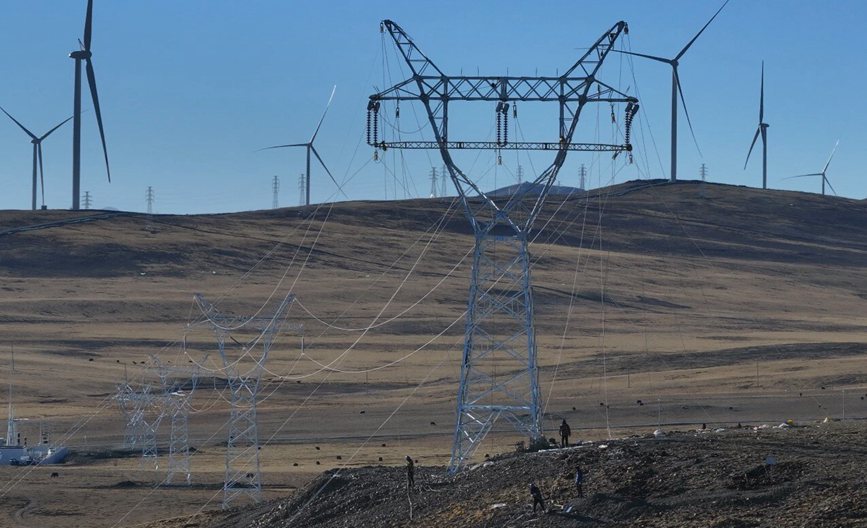 那曲市色尼區(qū)國能100兆瓦風電11千伏送電工程現(xiàn)場。拉巴平措攝