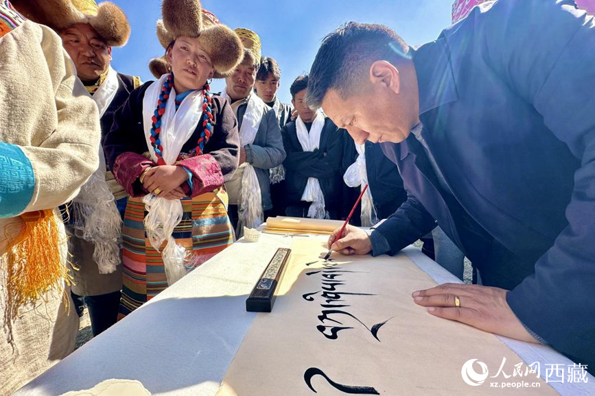 書法家為祈福一年的豐收提筆祝詞。