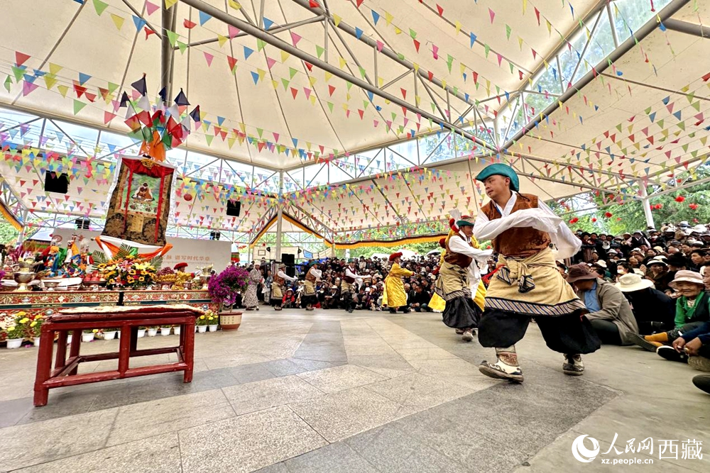 拉薩市宗角祿康公園舉行傳統(tǒng)藏戲劇目展演。