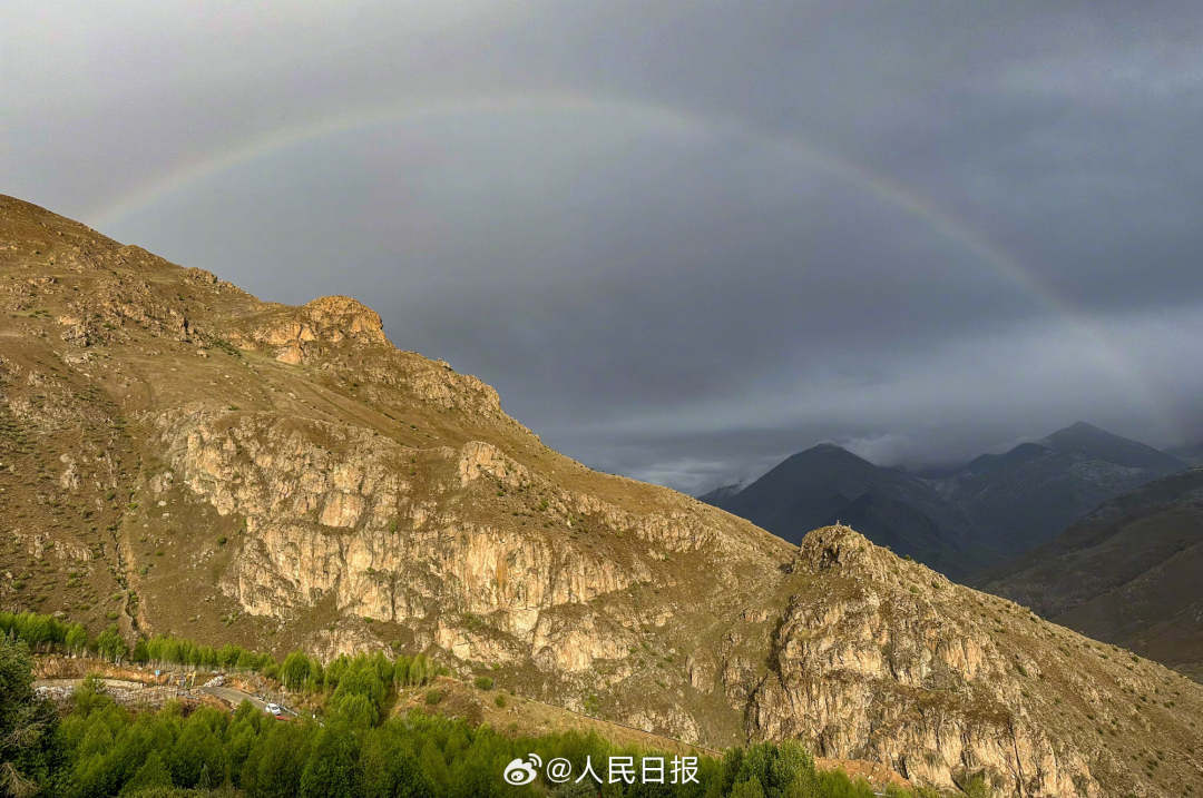 接好運(yùn)！青藏高原現(xiàn)巨大彩虹橋