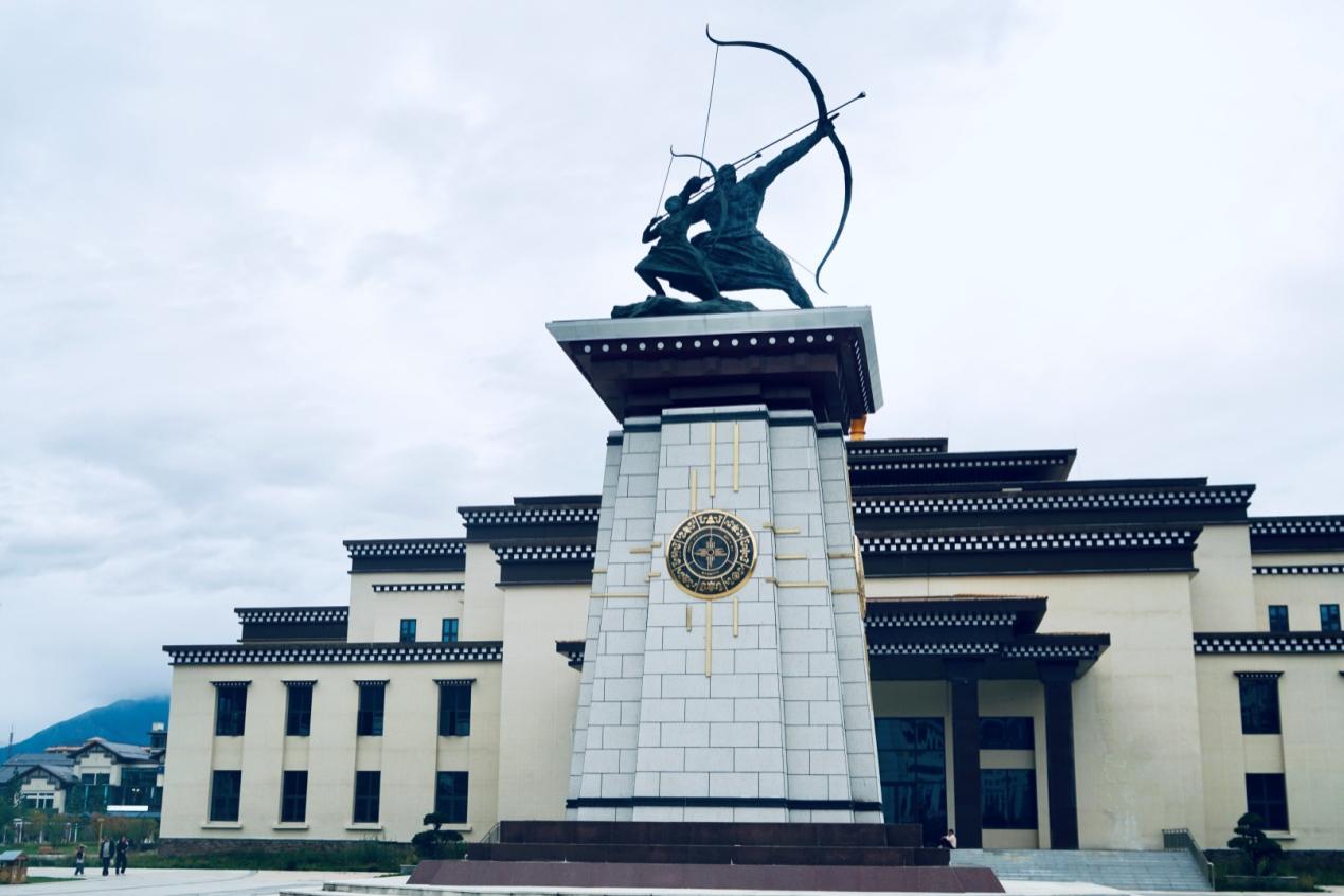 工布公園里的城市地標雕塑——畢秀之子。人民網(wǎng)記者 益西康珠攝
