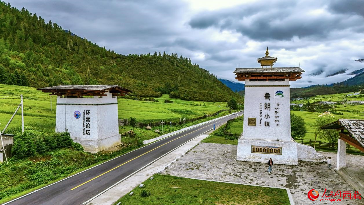 圖為魯朗小鎮(zhèn)一角。人民網(wǎng)記者 次仁羅布攝
