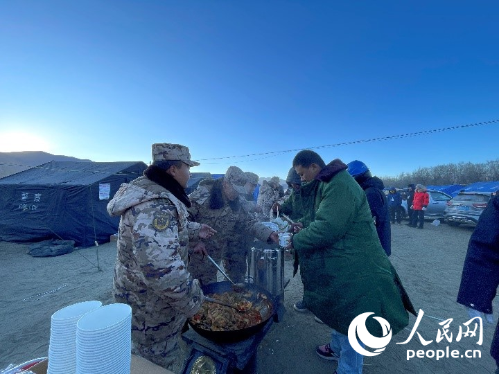 子弟兵為受災群眾分發(fā)早餐。人民網(wǎng)記者 郝潔攝