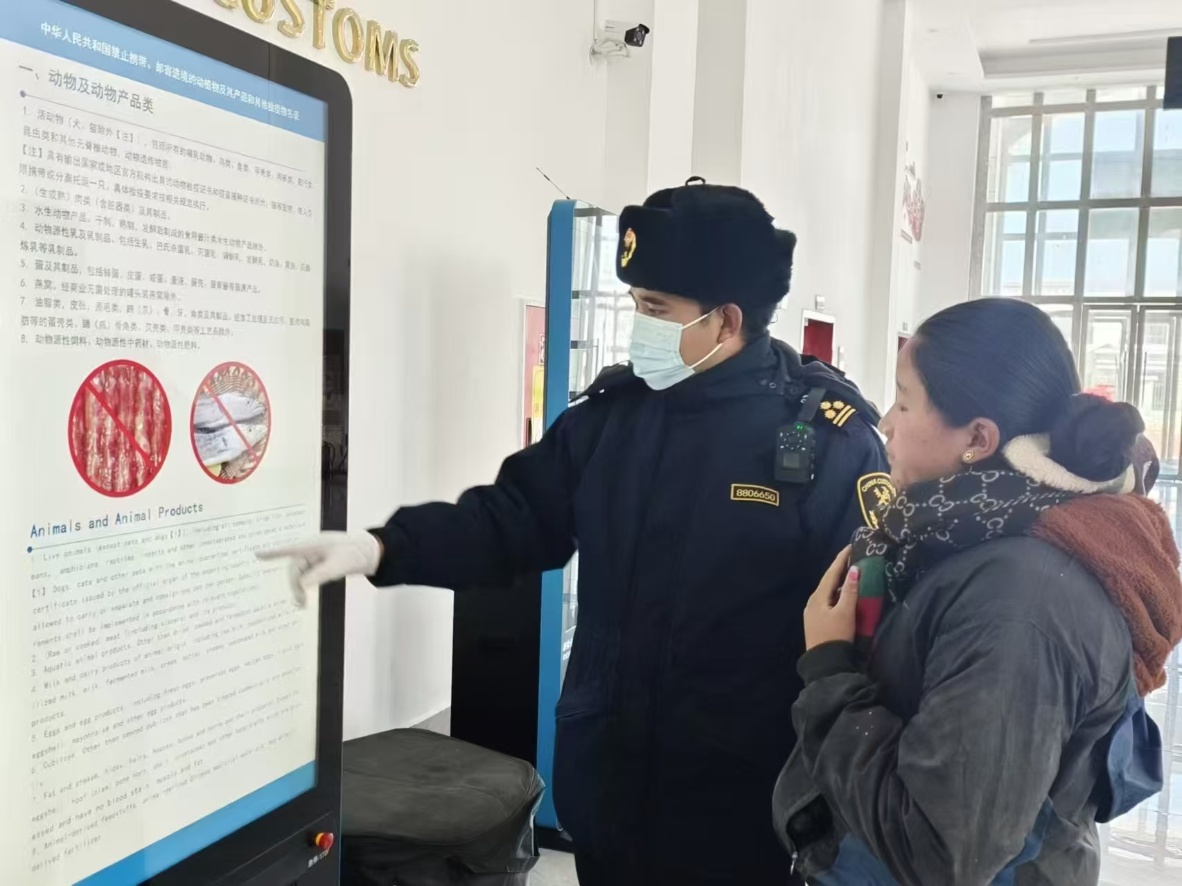 海關(guān)關(guān)員對(duì)入境邊民進(jìn)行禁止攜帶、郵寄進(jìn)境動(dòng)植物及其產(chǎn)品解讀。次旺久美攝