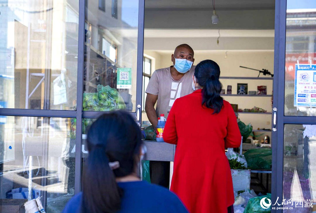 市民們有序排隊購買早餐。人民網(wǎng) 次仁羅布攝