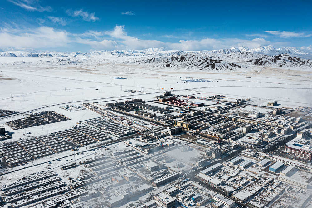 西藏阿里地區(qū)改則縣迎來初雪，銀裝素裹，美如畫卷。